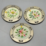 FAIANÇA - Lote 3 porta copos em faiança, decorado com flores e borda em metal espessurado a prata.