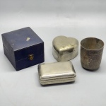 METAL - Lote de 3 peças em metal espessurados a prata. Sendo 2 porta joias e 1 copo. Marcas do tempo, de uso e desgastes.