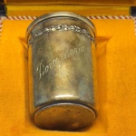 METAL - Copo infantil em metal espessurado a prata,  interior em vermeil. No estojo.