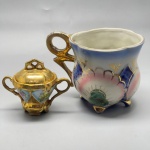 PORCELANA - Lote de caneca e pequeno potiche em porcelana, ricamente decorada.