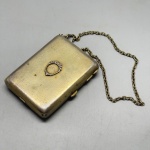ACESSÓRIOS - Elegante bolsa "menudiere" do tipo trousse, em metal com resquícios de espessura a ouro. Marcas do tempo e desgastes.