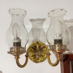 LUMINÁRIA - Linda arandela dupla em metal dourado. Med. 13x28x26 cm. Marcas do tempo e de uso.