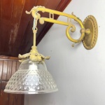 LUMINÁRIA - Antiga arandela em metal dourado com cúpula em demi cristal. Marcas do tempo e de uso.