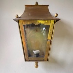 LUMINÁRIA - Arandela em forma de lanterna em metal dourado. Marcas do tempo e de uso.