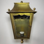 LUMINÁRIA - Arandela em forma de lanterna em metal dourado. Marcas do tempo e de uso.