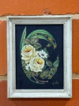 QUADRO - Pintura floral a óleo em tela preta, emoldurada em uma moldura de madeira branca vintage. Assinatura não identificada. Med. 28x22 cm.