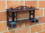 MOBILIÁRIO - Antiga estante de parede estilo Sheraton com dois cachepots e duas inserções de metal. Prateleiras curvas e recortadas com detalhes em X entre cada prateleira e treliça na galeria superior. Med. 39x73x20 cm. Móveis Usados - Lote de móvel antigo e usado, podendo apresentar marcas de uso e desgaste natural do tempo. Há possibilidade de danos ocultos e ou outras imperfeições.  Não há garantia ou possibilidade de devolução após a aquisição. Recomenda-se inspeção prévia.