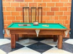 MOBILIÁRIO - Mesa de sinuca (bilhar) com acessórios. Med. .83x230x130 cm. Acompanha capa de couro. Marcas do tempo e de uso. Móveis Usados - Lote de móvel antigo e usado, podendo apresentar marcas de uso e desgaste natural do tempo. Há possibilidade de danos ocultos e ou outras imperfeições.  Não há garantia ou possibilidade de devolução após a aquisição. Recomenda-se inspeção prévia.