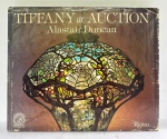 LIVRO - Livro de capa dura "Tiffany at Auction" de Alastair - Capa dura. Marcas do tempo, leves desgastes e possíveis manchas.