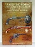 LIVRO - Livro "Armes de poing militaires françaises: Du XVIe au XIXe siècle et leurs influences à l'étranger", escrito por Robert E. Brooker e adaptado por Patrick Resek..  Capa dura. Marcas do tempo, leves desgastes e possíveis manchas.