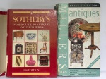 LIVROS - Lote de 2 livros ilustrados diversos sobre ARTE e Antiguidades - Sotheby's World Guide to Antiques and Their Prices (edição de 1986) e Miller's Antiques Price Guide (edição de 2005). Marcas do tempo, leves desgastes e possíveis manchas.
