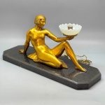ABAJUR - Estatueta DAMA ANTIGA, ART DECO, abajur com bobeche em opalina, base em mármore. Med. 13x45x15 cm. Assinada.