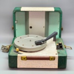 COLECIONISMO - Antigo toca disco Sonata. Med. 18x23x32 cm. Não testado e sem garantia.