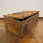 COLECIONISMO - Antiga caixa de munição da Segunda Guerra Mundial, datada de 1940 - Inscrições internas  - AUSTRIA. Med. 25x62x37 cm. No estado.