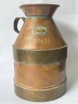 COBRE - Antigo  jarro para leite em cobre e metal dourado, As inscrições "HARD LATE", "LONDON SEAL" e o número "2501" indicam detalhes do fabricante ou selos de aprovação de medidas.