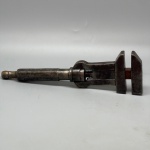 FERRAMENTA -  Antiga chave ajustável tipo inglesa, com um design de mandíbula móvel.