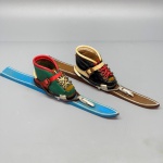 DIVERSOS - Par de esquis em miniatura, com botinhas em couro, cores diferentes, esquis em madeira. Marcas do tempo e de uso.