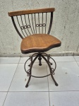Banqueta bistró giratória em ferro com assento e acabamento em madeira. Medindo 36cm x 34cm x 72cm de altura do encosto. Não é possível o envio via correios.