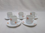 Jogo de 5 xícaras de café com pires, 2 goles porcelana flor laranja. Medindo 3,5cm x 4cm de altura.