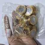 19 - Sache Comemorativo dos 50 anos do Bacen 1 Real 2015. Obs: Apresenta um pequeno rasgo na ponta superior  Pode conter sinais de oxidação - Moeda Brasil