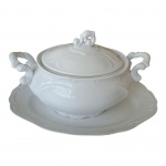 Sopeira com presentoir em porcelana branca milk glass com singelos adornos em alto relevo, presentoir com leve bicado na borda,  e sopeira com acentuado trincado,31 x 21 Alt. 23 cm.38 x 25 cm.