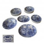 Guarnição em porcelana Oxford para jantar decoração rural azul sobre fundo branco composto de: 6 pratos principais, 6 para sopa, 6 para sobremesa, 2 travessas ovais e 1 circular Diam. 24 e  28 x 22 e 23 x 19 cm.  Total 21 peças. 