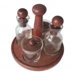 Galheteiro em madeira e vidro by Ca Doro, composto de: azeiteiro, vinagreiro, pimenteira e saleiro, base circular com suporte central, Diam. 15, Alt, 16 cm.