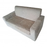 Sofá para 2 assentos forrado em tecido na cor mesclada castor, 150 x 76, Alt. 75 cm.