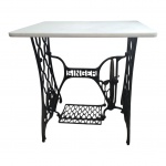 Mesa de apoio executada em pé de máquina de costura Singer em ferro, tampo em mármore branco, 70 x 50, Alt. 73 cm.