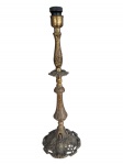 Tocheiro para uma luz  em bronze lavrado e cinzelado, apresenta fiação elétrica cortada, Alt. 47, Diam. 18 cm.