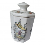 SALER - Pote para chá, sec. XX em porcelana com formato octogonal, decorado com figuras orientais  em ambientes diversos, flores, frisos dourados, marcado na base, Alt. 20, Diam. 12 cm.