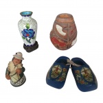 COLECIONISMO - Um vaso em cloisoné, um em cerâmica Marajoara, um pequeno escultório sineta em barro cozido policromado  representando indígena sul americano e par de tamancos holandeses em madeira com decalque sobre fundo azul, Alt. 9, 7 e 6 cm.