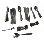 Faqueiro Hércules Inox  388 composto de:  9 garfos principais, 8 facas principais serrilhadas,  13 colheres para sopa, 8 facas para sobremesa serrilhadas, 6 garfos para sobremesa, 8 colheres para sobremesa, 1 colheres para servir, 11 colheres para chá, 11 colheres para café, 1 colher para açúcar, Total: 79 peças. e porta talheres em madeira pintado à mão, 20 x 14, Alt. 16 cm.