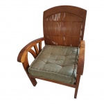 Poltrona em madeira nobre, encosto e assento em ratam braços recurvos sustentado por 3 réguas em lira, pernas arrematadas em trava, acompanha almofada em tecido na cor verde, 51 x 55, Alt. 83 cm.