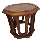 Mesa de apoio executada em madeira nobre, tampo octogonal, pernas em U e  colunatas, apoiadas em base octogonal. Diam. 56, Alt. 53 cm.