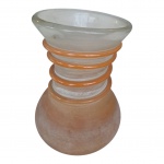 Vaso em vidro nas cores âmbar e fosco, bojo serpenteado em alto relevo, Alt. 22, Diam. 13 e 11 cm.