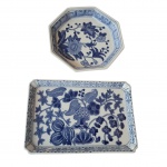 Duas travessas em porcelana  oriental, blue & white uma circular com galeria octogonal e outra retangular, marcadas na base, Diam. 17 e 23 x 14 cm.