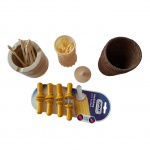 Oito espetos  importados para milho em plástico e alumínio, trinta espetos para petiscos e em sua embalagem original executados em plástico rígido, oito espetos em outro  modelo,  1 cinzeiro em cerâmica e um vaso em ratam, Alt. 9 e 12 cm.