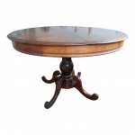 Mesa de apresentação ou jantar em Jacarandá, tampo circular com tábua extensora, haste em balaústre apoiada em pernas triploides, (o tampo apresenta manchas de uso, Diam. 118, Alt. 74 cm. Aberta Larg. 158 cm.