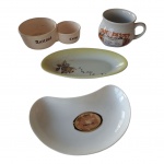 Três peças em porcelana sendo duas travessas, 1 consomê Chickens soup e uma azeitoneira com 2 divisórias em cerâmica, 21 x 12 e 23 x 12 cm.