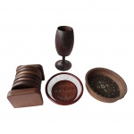 Quatro peças diversas sendo 2 bandejas uma em ratam com o fundo adornado com madrepérolas, outra em bambu, 6 suportes para copos em madeira e uma taça em madeira com  bicado na borda, Diam. 17 e 17, Alt. 21, Diam. 7 cm.