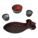 Três peças em porcelana, sendo 2 potes assinados Aquero Rio, uma travessa para peixe e um bowl japonês em laca, 31 x 12 e 14 x 7 cm.