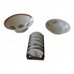 Três peças em porcelana policromadas sendo um centro de mesa  Schmidt, um bowl oriental e 6 descansos para copos, 22 x 8 e 17 x 6 cm.