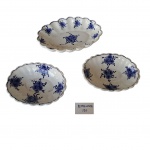 Terno de travessas em cerâmica blue & white Etienne numeradas, apresentam marcas de uso, 22 x 15 e 15 x 11 cm.