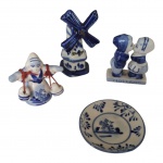 Quatro peças em cerâmica holandesa, moinho, beijoqueiros, dama carregando leite, (um dos braços colado), e um pratinho, Alt. 7 a 5, Diam. 5, 5 cm.