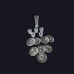 Quatorze peças em vidro sendo: 1 solifleur italiano, 5 copinhos para aperitivos e 8 descansos para copos em 2 modelos distintos, Alt. 5, Diam. 5 cm.