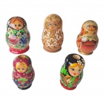 Três matrioskas russas, sendo que parzinho são paliteiros. Total 5 peças. Alt. 10, 9 e 6 cm.