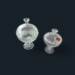 Par de compoteiras em cristal lapidado, Alt. 23, Diam. 14 e  Alt. 16, Diam. 10 cm.