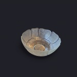 Grande bowl em cristal lapidado, bordas recortadas,  Diam. 31, Alt. 14 cm.