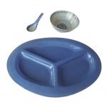 Um bowl oriental  com colher e uma forma em vidro oval com 3 divisórias, 16, 14 e 35 x 24 cm.